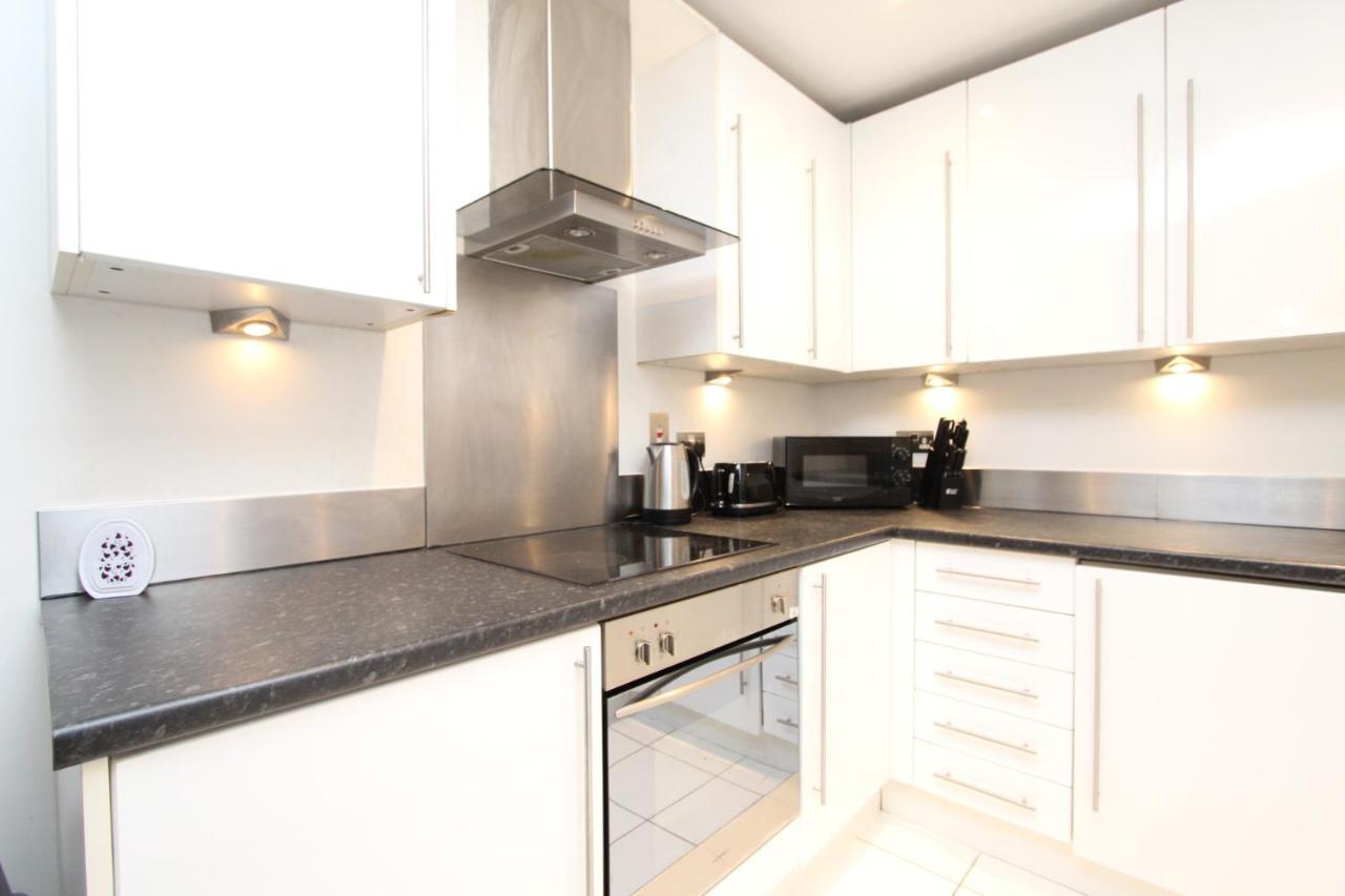 Spacious 1- Bedroom Apartment In E16 Лондон Екстер'єр фото