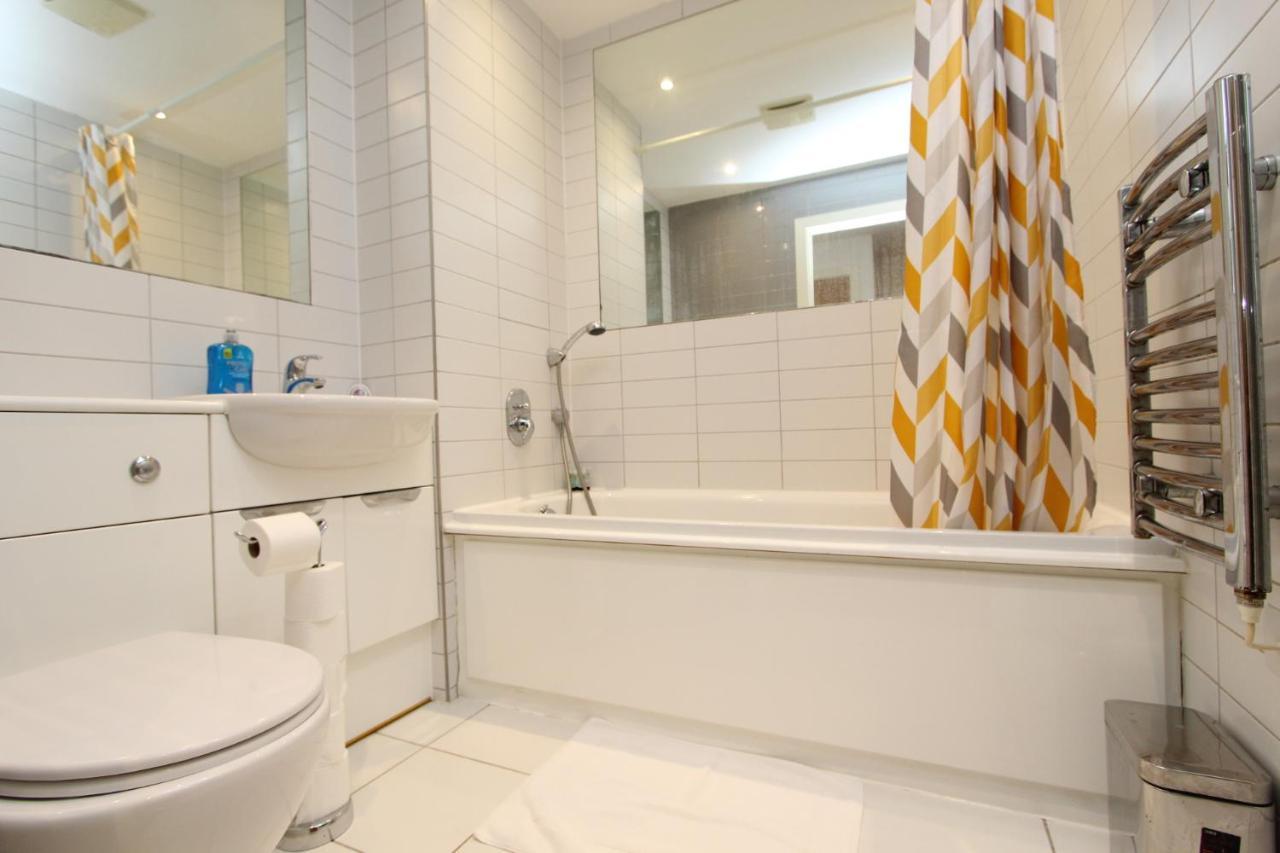 Spacious 1- Bedroom Apartment In E16 Лондон Екстер'єр фото